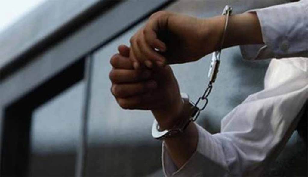 आयकर विभाग का चपरासी 10 हजार रुपये की रिश्वत लेते  गिरफ्तार